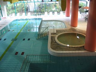 草津ナウリゾートホテルの室内温水プール